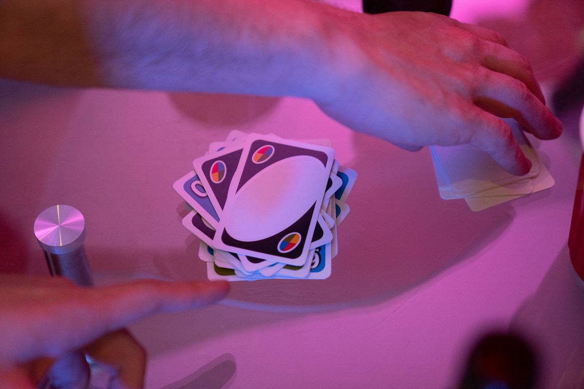 Nhóm người đang chơi bài trên bàn